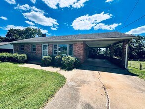 Building Photo - Brick Ranch off of Fort Ave