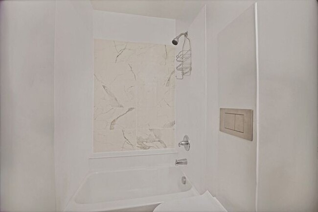 Building Photo - Renovated 2 Bedroom in Downtown Victorian Complex