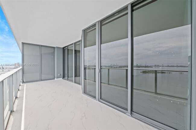 Building Photo - 700 NE 24th St