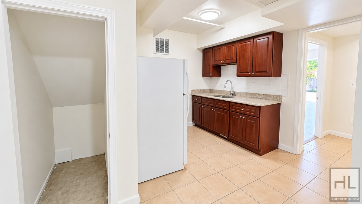 Building Photo - Spacious 2BR with Oversized Living Room in Astoria