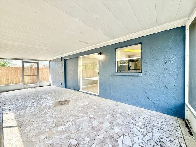 Building Photo - 1300 Classic Dr