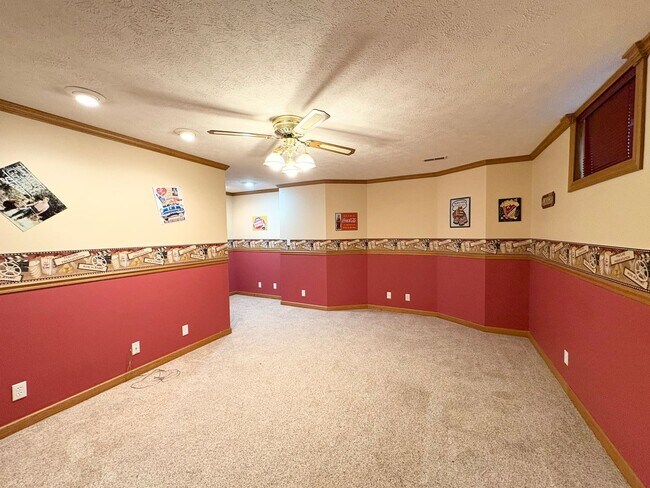 Building Photo - Stunning 5-Bedroom Home in Eagle Crest subdivision