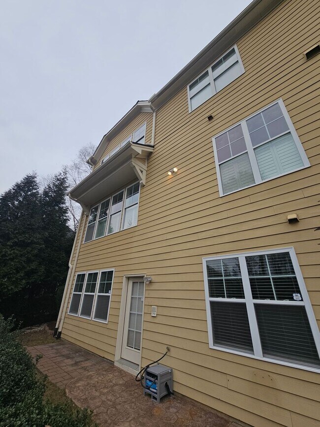 Building Photo - New Listing in Apex!
