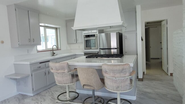 Building Photo - Beautiful University City Home