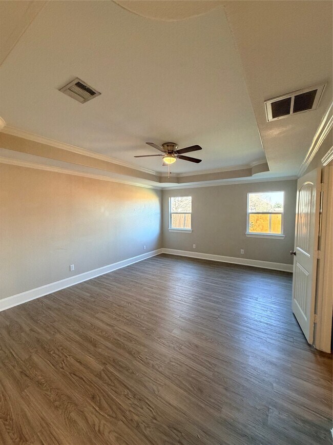 Building Photo - 2005 Pasadena Blvd