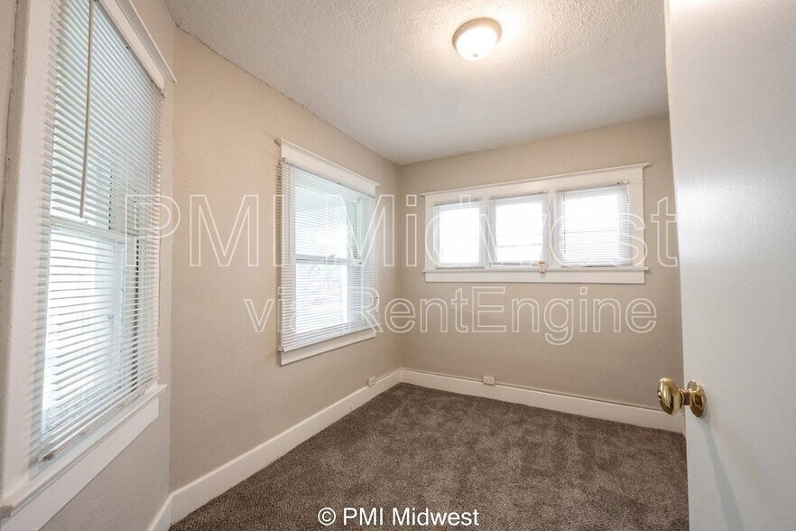 Building Photo - 130 N Gladstone Ave