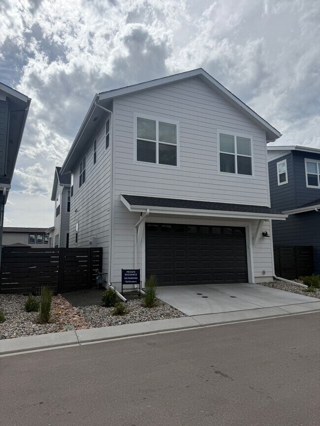 Building Photo - Stunning LIKE NEW 4 Bedroom in Wolf Ranch