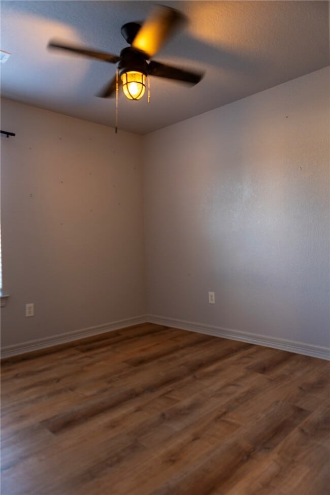 Building Photo - 833 S Eastview Dr