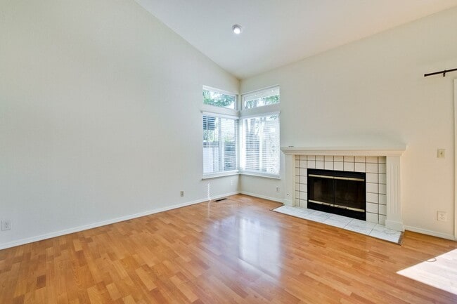 Building Photo - Hardwood Floors- A/C- Full Bedroom and Bath on First Floor: Fresh Paint