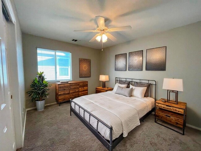 Building Photo - 162 Dressen