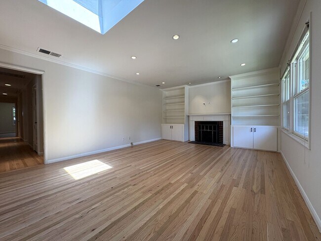 Building Photo - Beautiful 4BD/2BA Menlo Park Home with Lar...