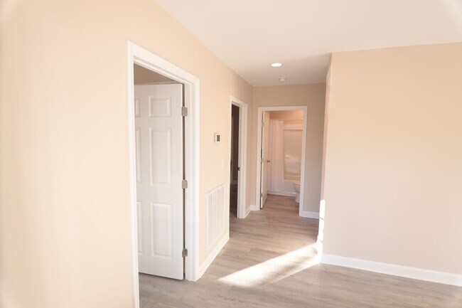 Building Photo - Renovated 2 Bedroom, 2 Bathroom Home in Hi...