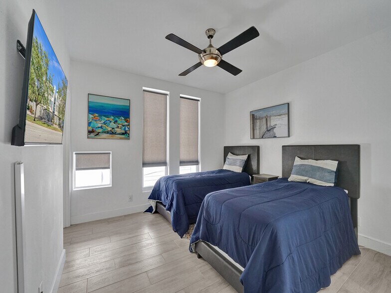 Building Photo - 703 SE 16th Ct