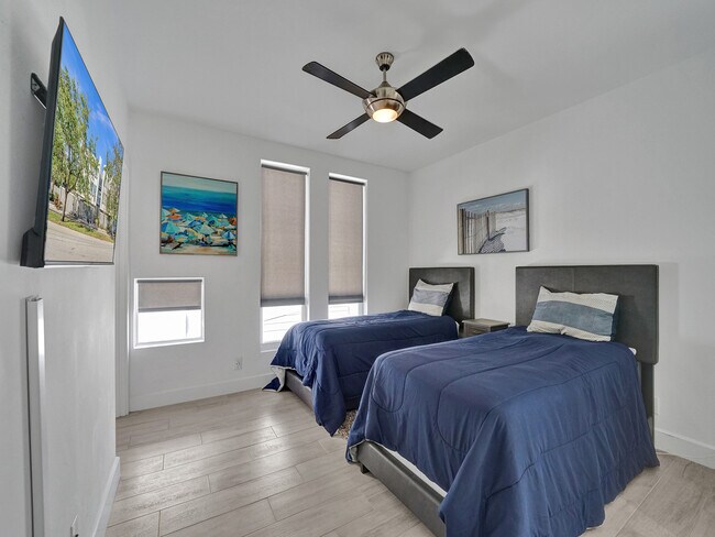 Building Photo - 703 SE 16th Ct