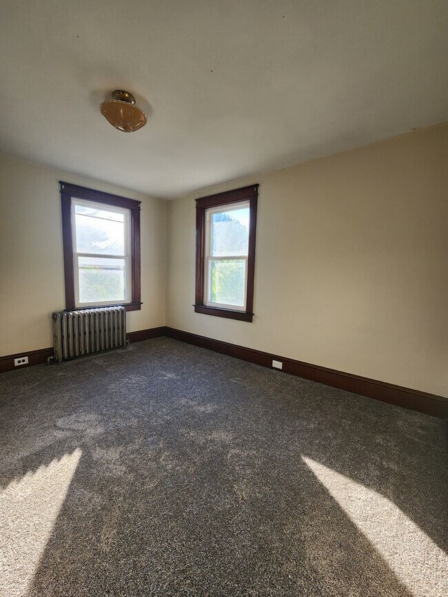 Building Photo - 470 Maple St