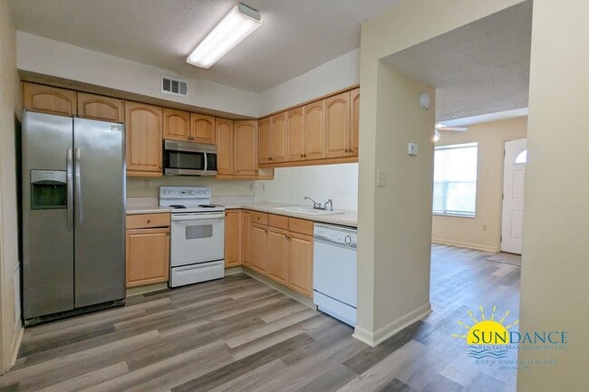 Building Photo - Adorable 2 Bedroom Townhouse located in Fort Walton Beach!