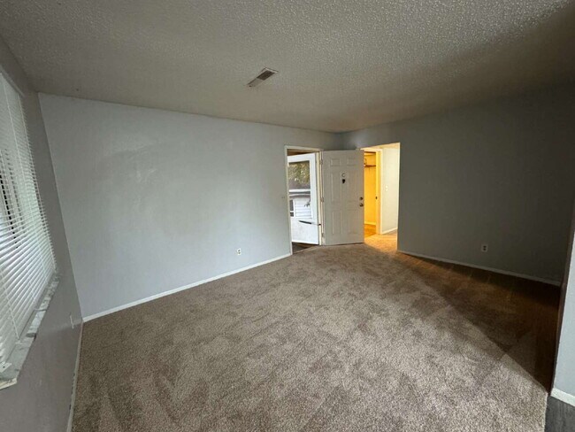 Building Photo - WARNING: YOU MAY FALL IN LOVE with this 2 Bed, 1 Bath Apartment!