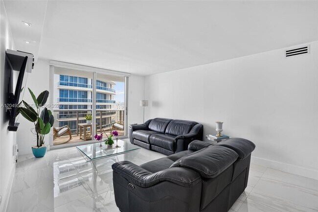 Building Photo - 6039 Collins Ave