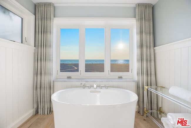 Building Photo - 1347 Palisades Beach Rd