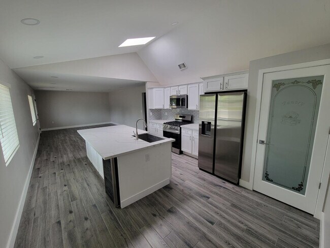 Building Photo - 535 W 15th St