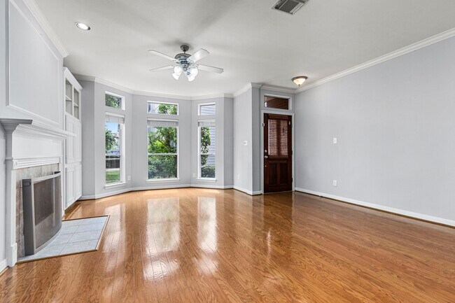 Building Photo - 707 W Heights Hollow Ln