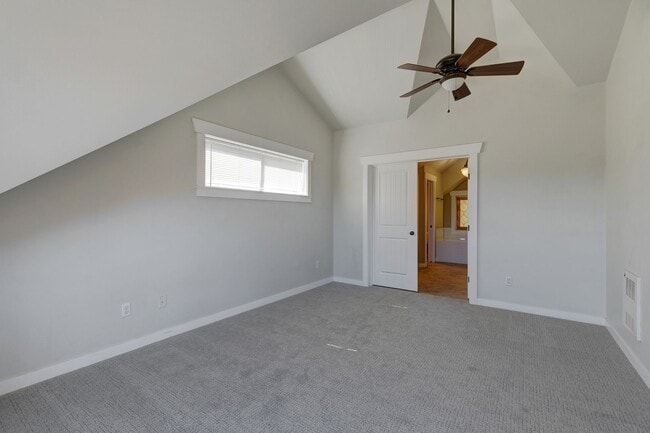 Building Photo - Charming Seattle Townhome with Garage Available Now! A/C included!