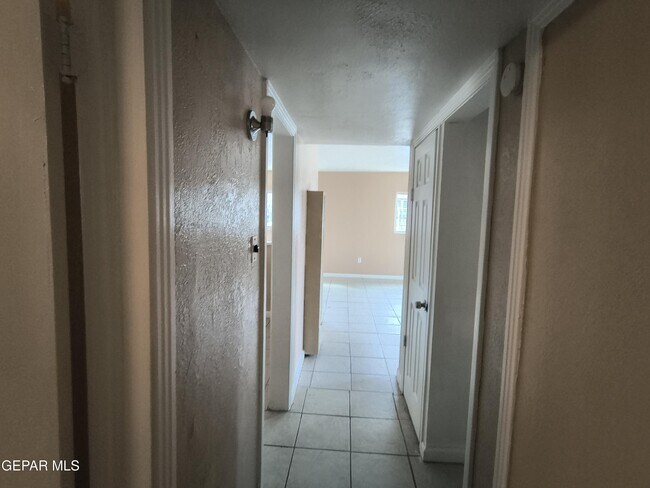 Building Photo - 4918 Guadalupe Dr