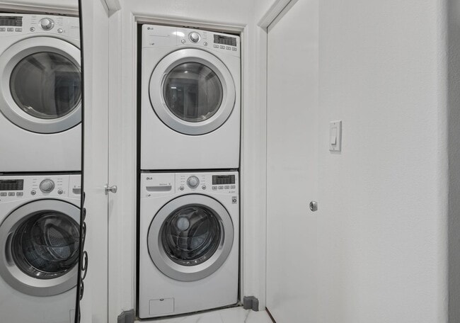 Building Photo - Fully Furnished 1BR/1BA – Top-Floor El Esc...