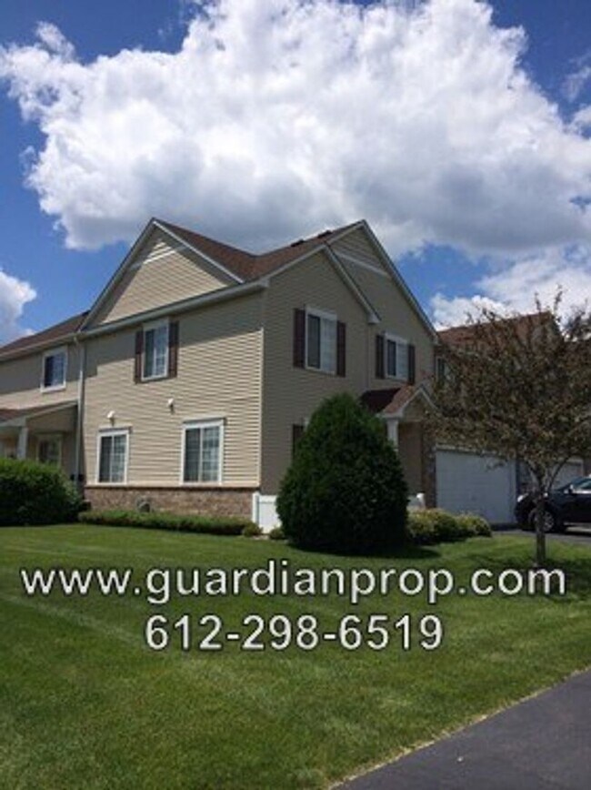 Building Photo - End Unit Townhouse for October 1 Close to ...