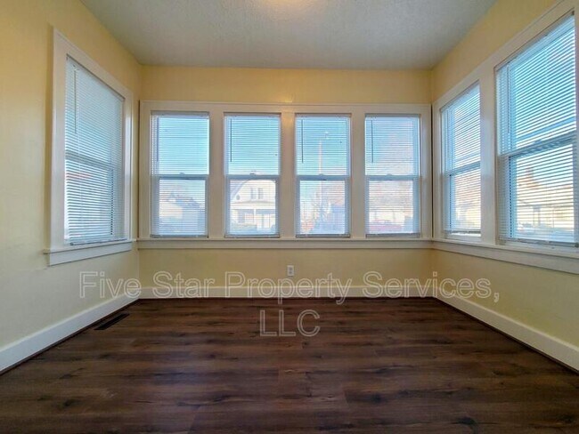 Building Photo - 514 E Oak St