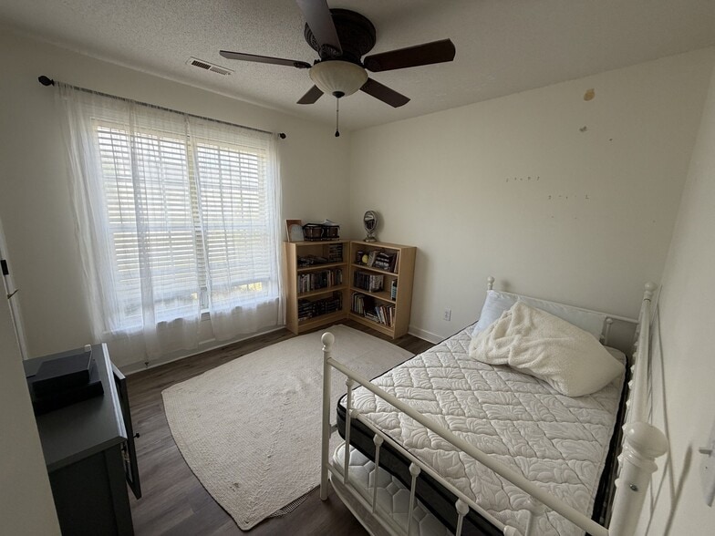 Building Photo - 2385 Wedgewood Dr