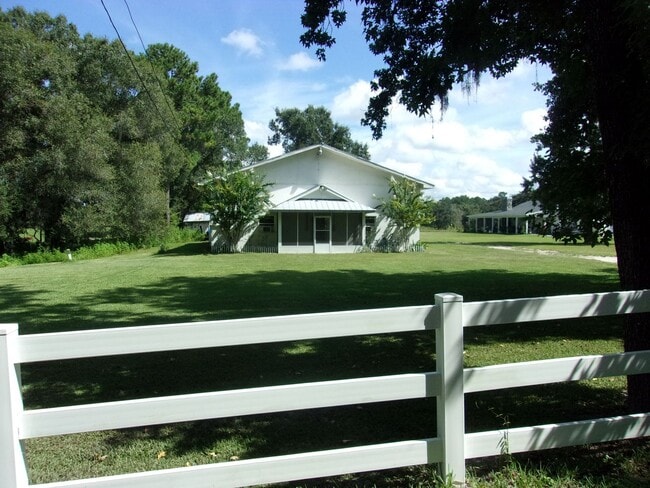 Building Photo - Country Living!