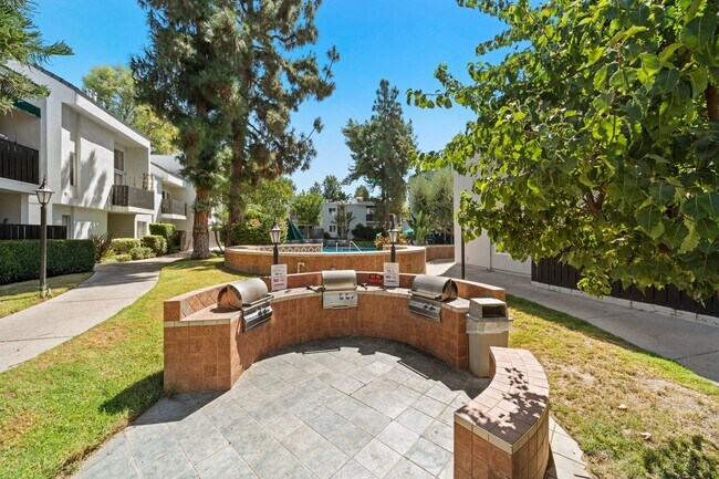 Building Photo - Top-Floor 1-Bedroom Condo with Vaulted Cei...