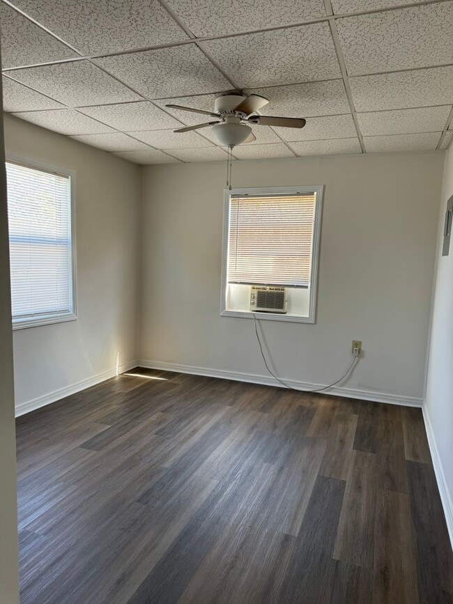 Building Photo - Spacious 2BR/1BA duplex