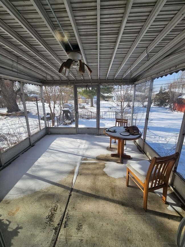 Building Photo - Come see your new home!