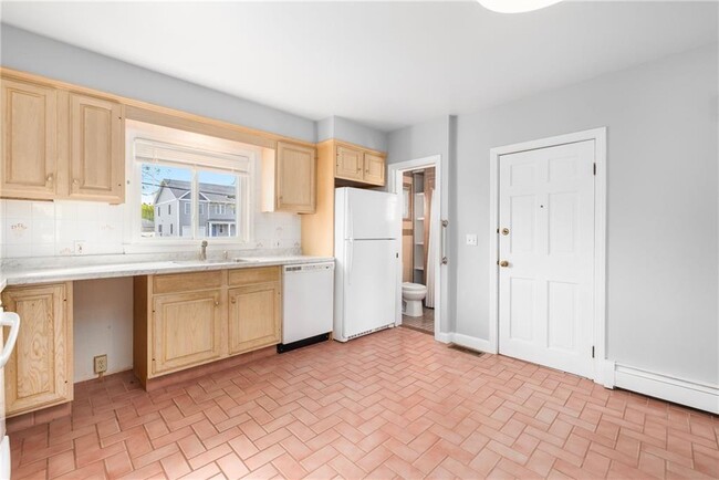 Building Photo - 1561 Cranston St