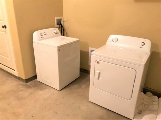 Building Photo - 4 Bed 4 bath Close to OSU