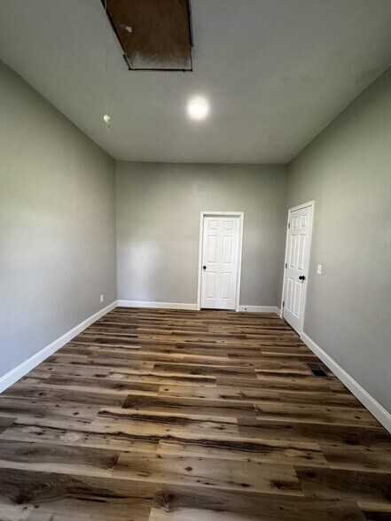 Building Photo - 118 Bank St