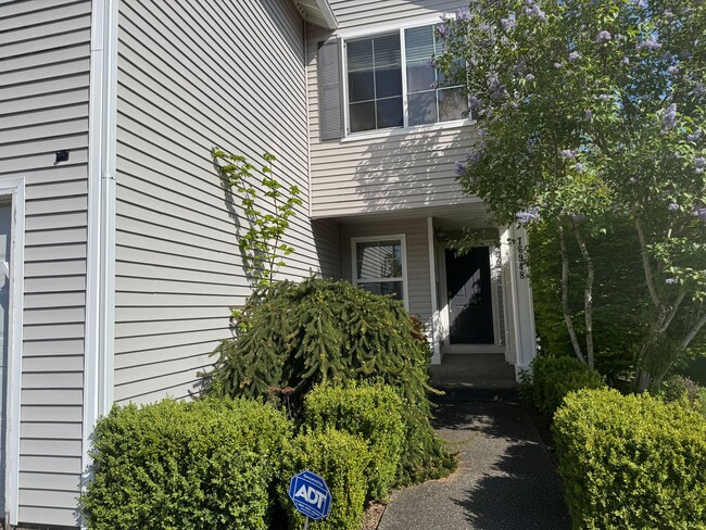 Building Photo - Beautiful 3 beds, 2.5 baths 6 minutes to V...