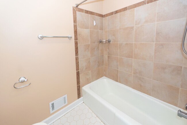 Building Photo - 3 Bedroom 2 Bath Home in Kings Grant - Sum...
