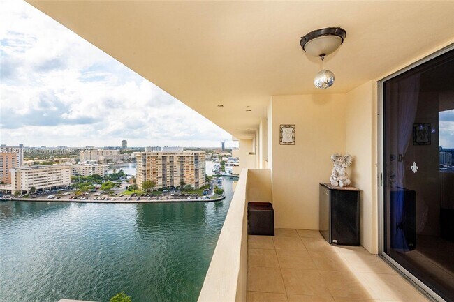 Building Photo - 1833 S Ocean Dr