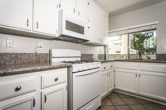 Building Photo - San Dimas The Villas