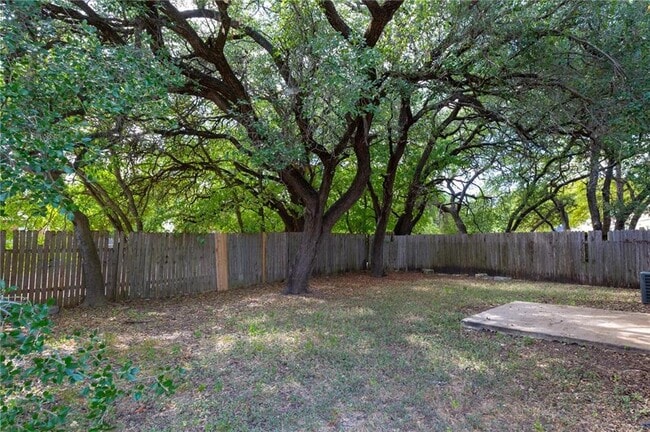 Building Photo - 8807 Pineridge Dr