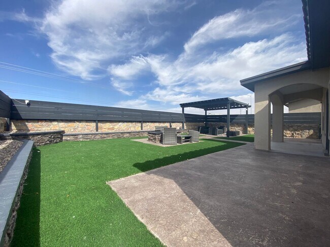 Building Photo - East El Paso 4 bed 2 bath Refrig A/C with gorgeous landscaping!
