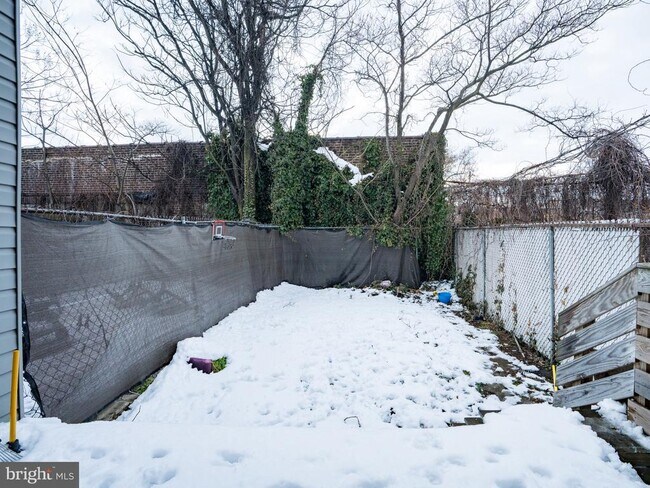 Building Photo - 2316 E Cambria St