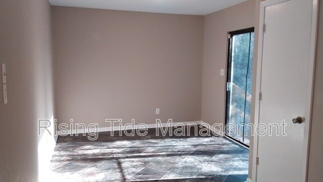 Building Photo - 8905 Valley Hill Dr