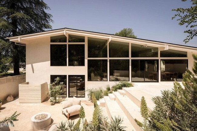 Primary Photo - 4722 Larkwood Ave