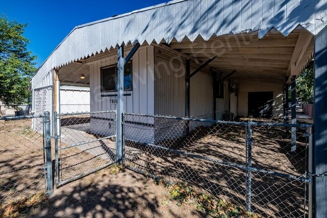 Building Photo - COZY & SPACIOUS