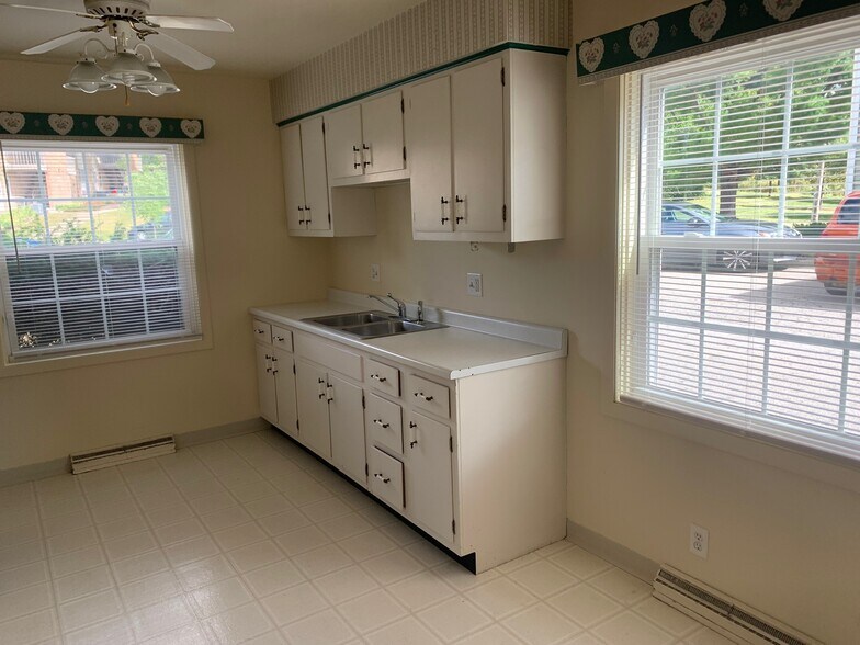 Building Photo - 219 Eisenhower Dr