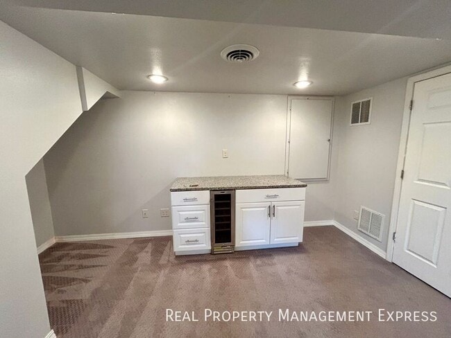 Building Photo - Modern 2 Bedroom + Den, 2 Bath House